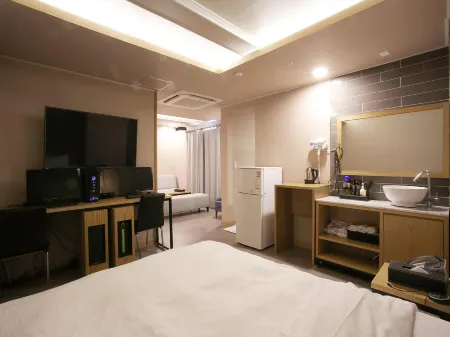 A7 Hotel Отели рядом с достопримечательностью «Hwaseong Haenggung»