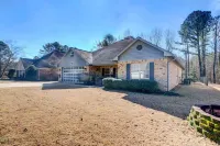 Starkville Vacation Rental ~ 2 Mi to MSU! - parking