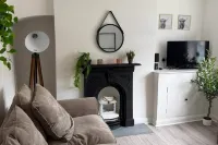 Cottage - Sleeps 4 - Pets Ok - Garden - Parking Hotels in Middlewich