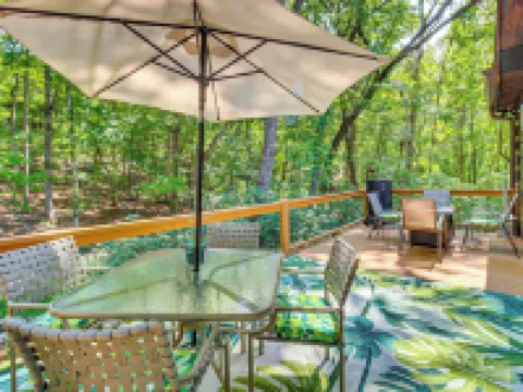 North Georgia Cabin with Hot Tub and Community Perks! Hoteles en Condado de Pickens