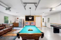 Large updated home with Game Room, Theater, hot tub and fire pit on Bryce Resort