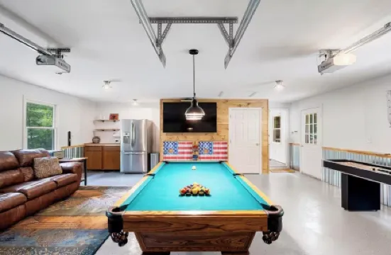 Large updated home with Game Room, Theater, hot tub and fire pit on Bryce Resort