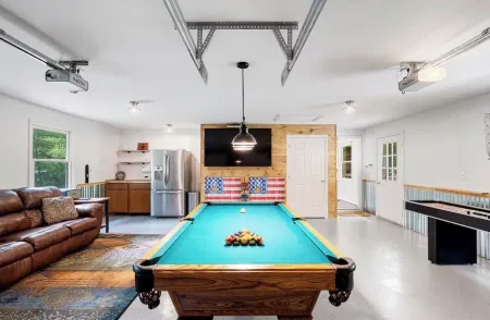 Large updated home with Game Room, Theater, hot tub and fire pit on Bryce Resort Отели в г. Басай