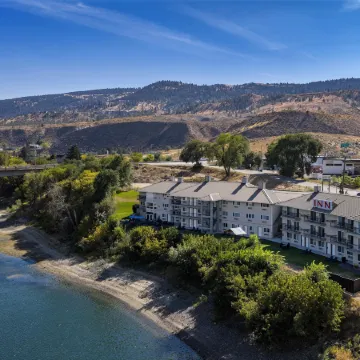 Riverland Inn & Suites