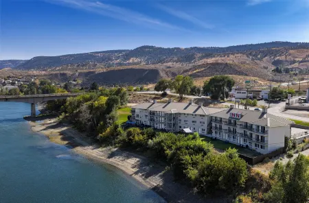 Riverland Inn & Suites Отели рядом с достопримечательностью «Библиотека Камлупс Лайбрари, Томпсон-Никола Риджинал»