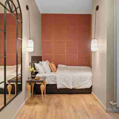Charming & Cozy 2 BD apt, Ultracentral with WiFi, AC, across Chabad in Bucharest Rooms