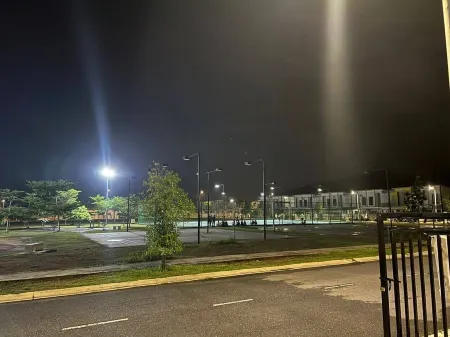 Spacious 4-bedroom house in cool Kluang, Johor with AC, WiFi, NETFLIX, autogate Отели в г. Клуанг