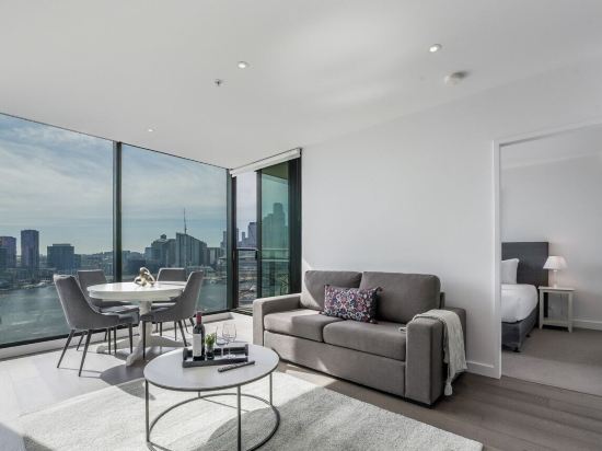Melbourne Private Apartments - Stadium and Harbour Views