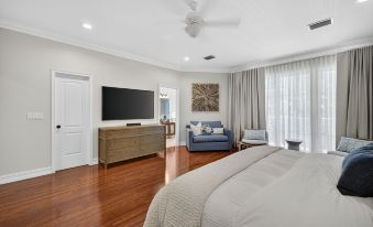 Daisy Townhouse  Steps from The Beach