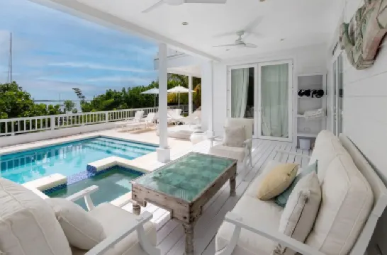 Serene waterfront house w pool, dock & beautiful sunsets - 5 min walk to beach. Hôtels à : 