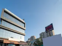イッツィーホテルズ アナンド エグゼクティブ、ニア アマノラ シーズンズモール周辺のホテル