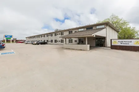 南格蘭德艾蘭温德姆速 8 酒店