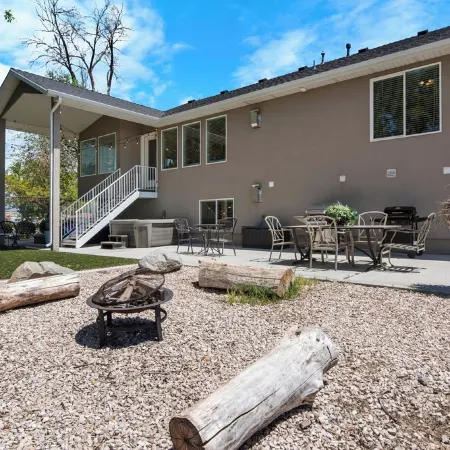 Entire Home, Sleeps 18, Private Outdoor Hot Tub, Pool Table, Near Ski Resorts