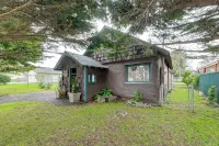Unique Dog-Friendly Log Cabin Short Walk to Ocean - 3-Star
