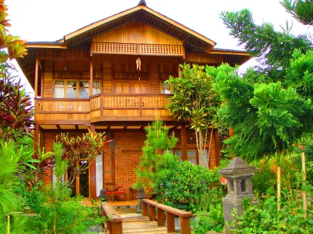 Jambuluwuk Convention Hall & Resort Puncak Отели рядом с достопримечательностью «SEMAK DAUN VILLAGE»