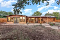 Guadalupe Bluff Bunk House 5 Bedroom Home by RedAwning - 3-Star