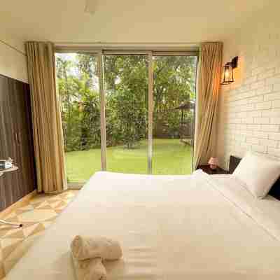 Modern 2BHK w Pool Access 5km to Coco Beach Rooms