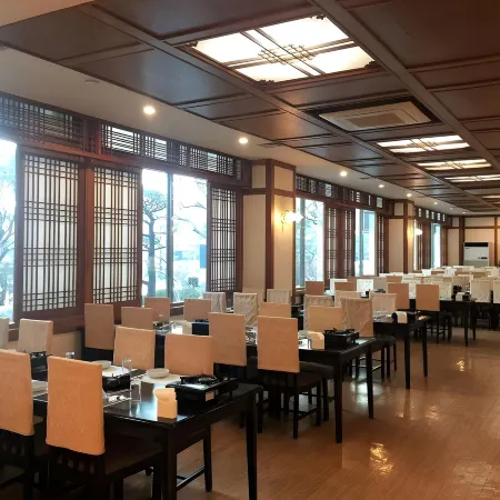 Danyang Tourist Hotel Edelweiss Отели рядом с достопримечательностью «Пещера Косу»