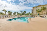 Ocean Views + Pool Access: Hilton Head Getaway - Villas