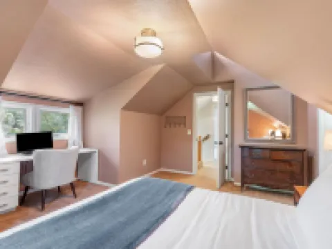 Woodland Hollow Hotels in Minnetonka