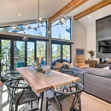 Lake View & Hot Tub – Walk to Speedboat Beach! 4Br
