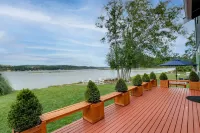Waterfront Allyn Home with Fire Pit + 2 Kayaks! - parking