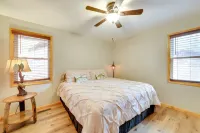 Cozy Waverly Cabin w/ Fireplace & Deck! - Wifi