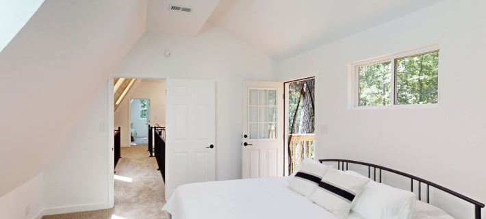 Cozy Restful Treehouse Feel Home w/ gas Grill & AC Hotels in Lynchburg