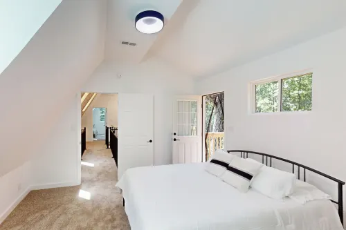 Cozy Restful Treehouse Feel Home w/ gas Grill & AC - 3-Star