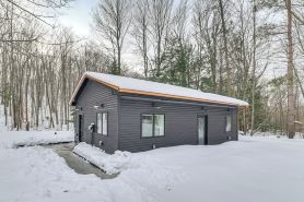 6 Mi to Boyne Mtn: Cozy & Private Couple's Cottage