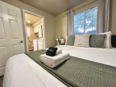 Charming Retreat with Kitchen and Washer Dryer - Cozy Oasis in Downtown