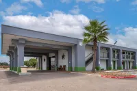 Days Inn by Wyndham Victoria TX East - parking