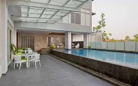 Whiz Prime Hotel Pajajaran Bogor - Pools