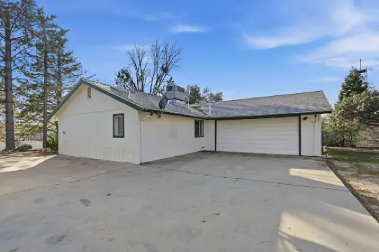 Yosemite Gateway: Modern Dual-Master Cabin