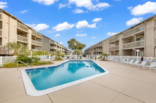Spacious Modern Condo - 1st Floor - One Block to the Beach -  Ferienwohnungen