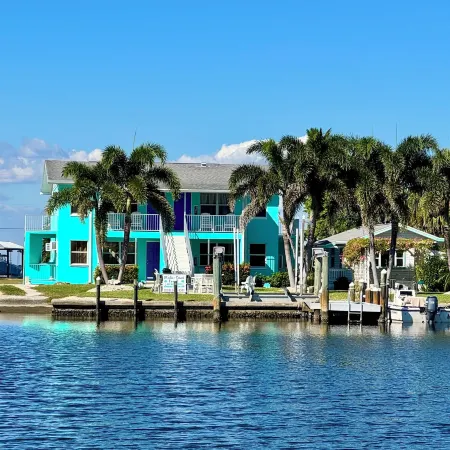 MALU LANI Inn & Marina