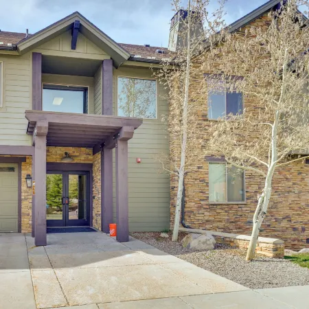 Condo w/ Private Hot Tub, 2 Mi to the Jordanelle!