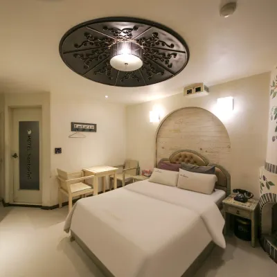 Santorini Motel Hotels near Panam Station