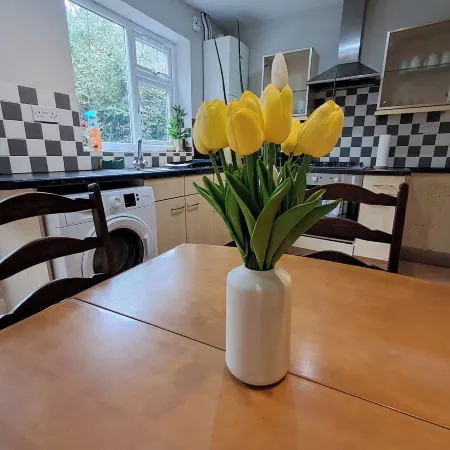2 Bed Home - Parking, Wifi, Smart Tv