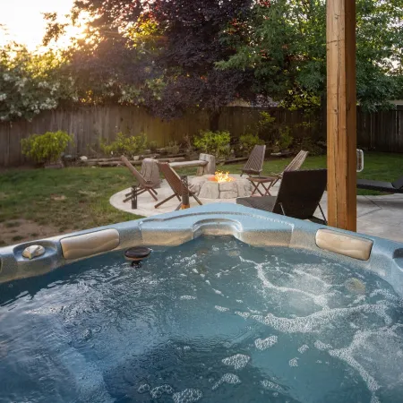 The Mixture - Hot Tub, Fire Pit & Covered Outdoor Dining 3 Bedroom Home