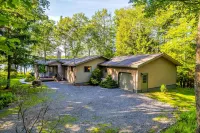 Lakefront Poconos Retreat w Hot Tub Dog Friendly