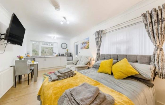 Apartment Sleeps 2 With Parking and Pets Welcome