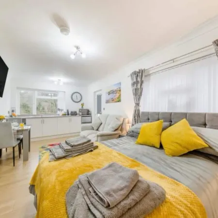 Apartment Sleeps 2 With Parking and Pets Welcome
