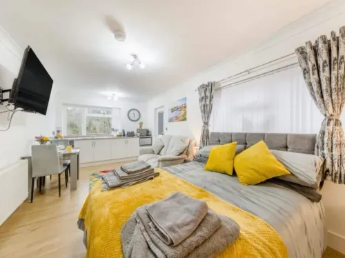 Apartment Sleeps 2 With Parking and Pets Welcome - WiFi