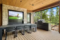 New Lux Cabin! 5500sf / GolfSim / MoviTheatr / HotTub / 4KingStes / Gym&Billiard