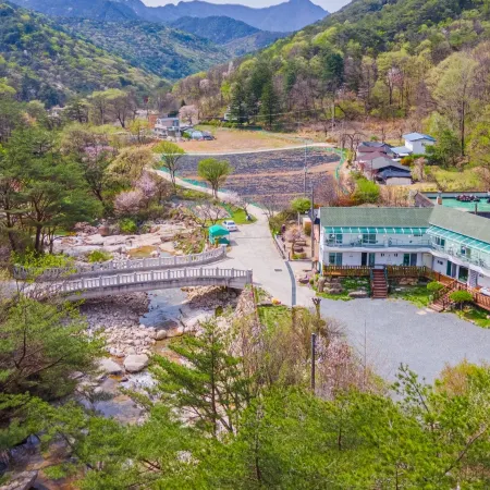 Jecheon Sanjoong Dayeon Pension Отели рядом с достопримечательностью «Храм Токчуса»