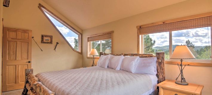 Gorgeous Alton Cabin w/ Deck + Mountain Views Hotels in Кейн