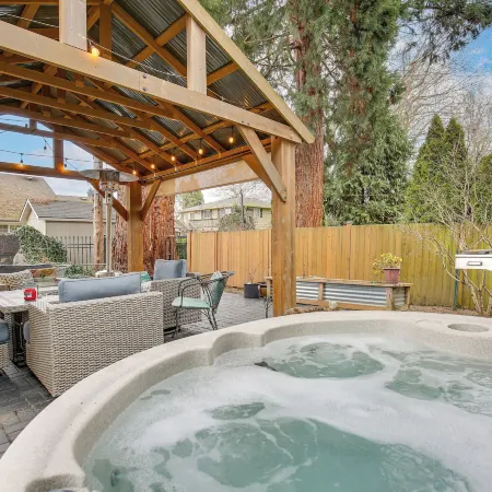 6 Mi to Autzen Stadium: Family Home w/ Hot Tub!