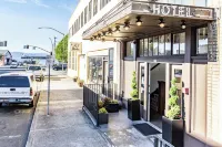 Commodore Hotel