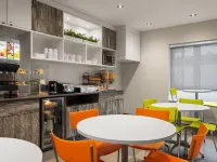 Ramada by Wyndham Laval โรงแรมในลาวาล